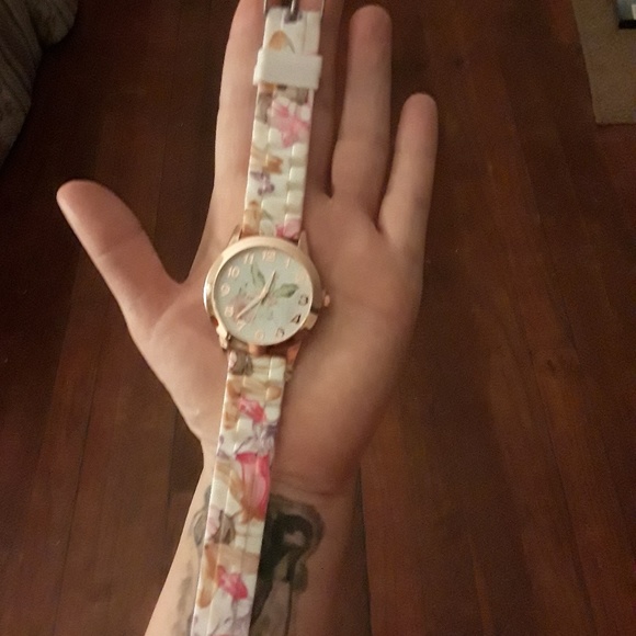 **NEW ARRIVAL** FLORAL WATCH - Picture 2 of 3